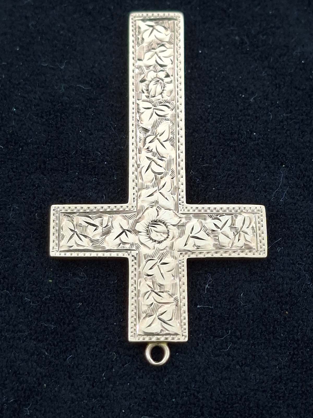 9ct Hollow Gold Cross Pendant - Image 3