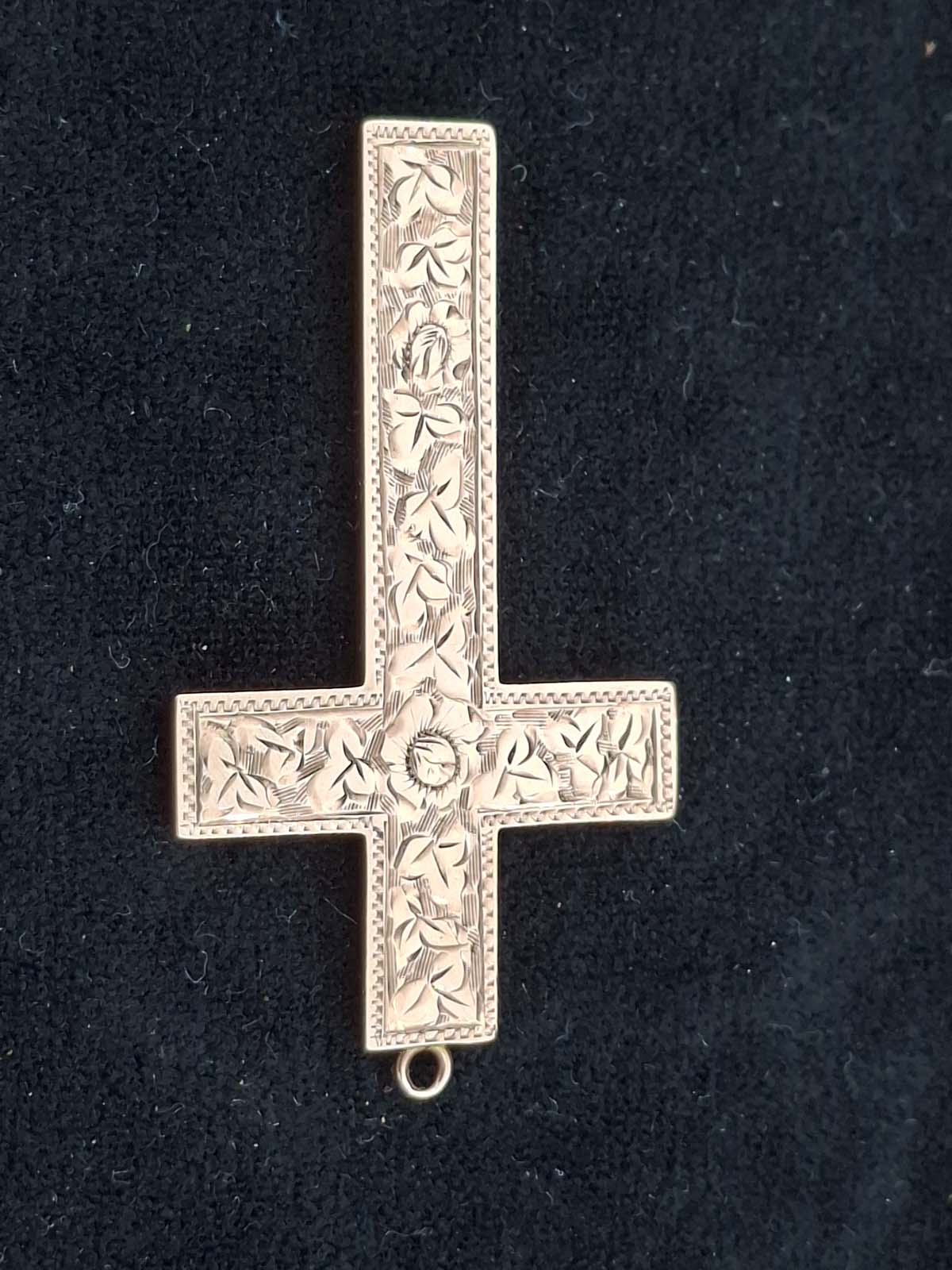 9ct Hollow Gold Cross Pendant - Image 4