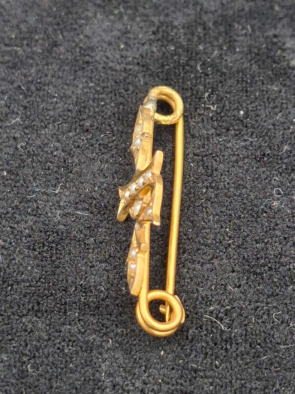 10ct Gold and Seed Pearl Letter “F” Brooch - Image 4