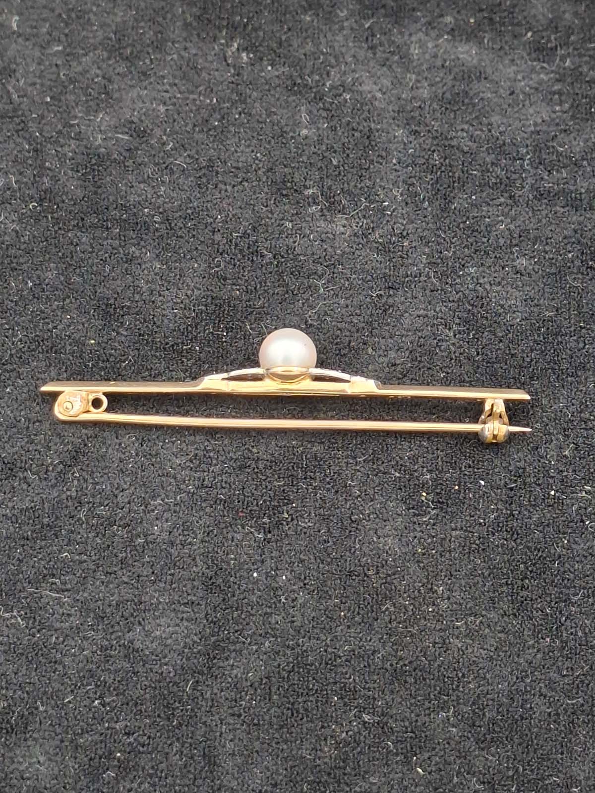 9ct Gold Akoya Cultured Pearl & Diamond Bar Brooch (With Valuation) - Image 3