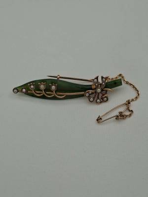 9ct Gold Greenstone & Seed Pearl Brooch