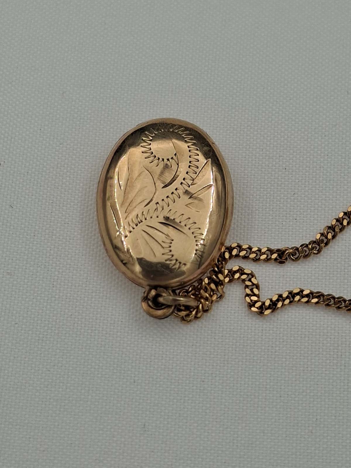 9ct Gold Double Sided Locket & Chain - Image 3