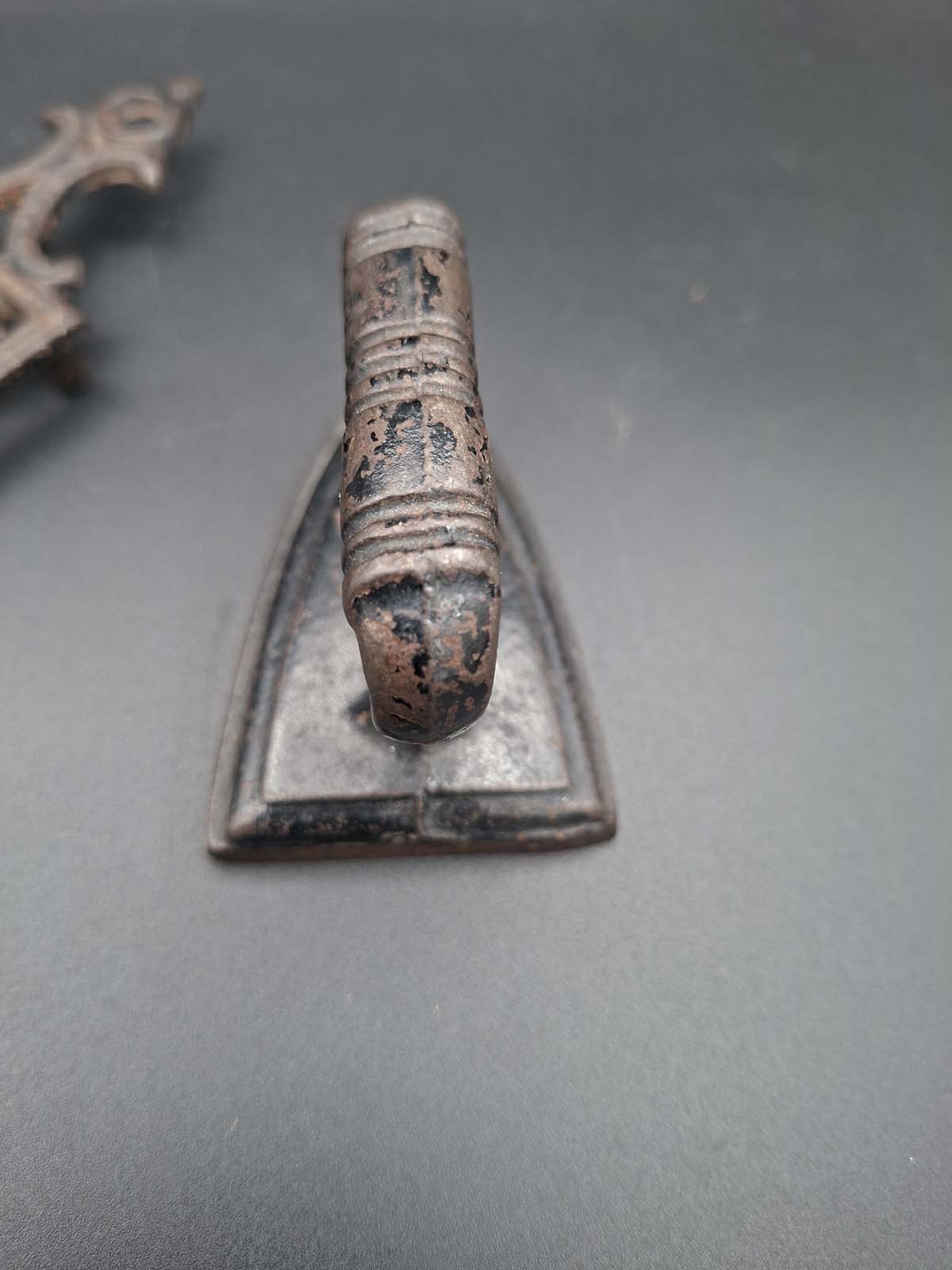 Cast Iron Miniature Sad Iron & Trivet - Image 3