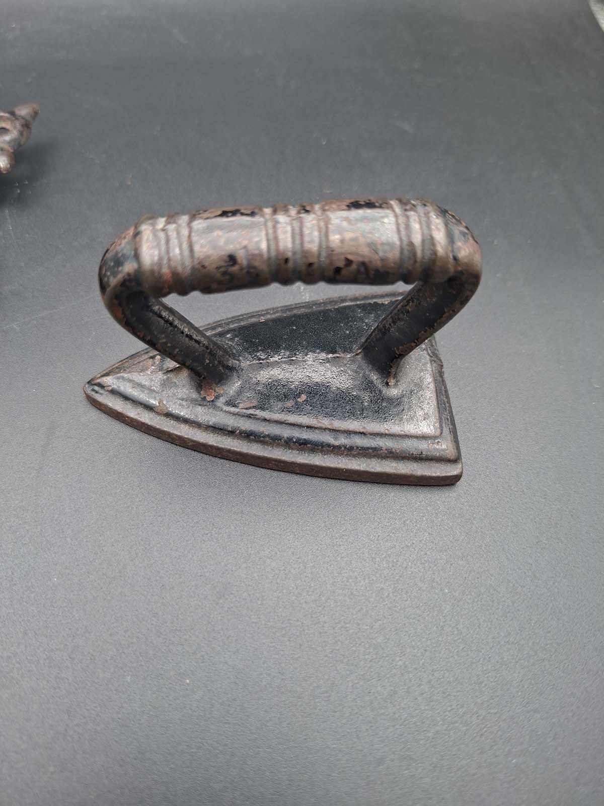 Cast Iron Miniature Sad Iron & Trivet - Image 4